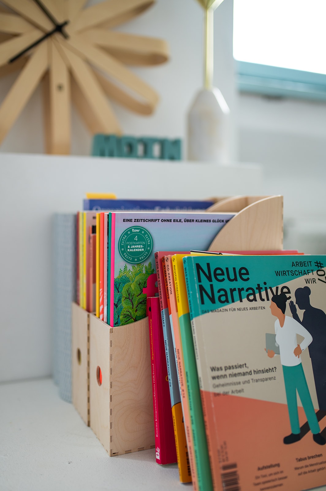 Vertelln Bücherregal mit Fachbüchern und Zeitschriften, ideal für modernes Arbeitszimmer oder Büro.