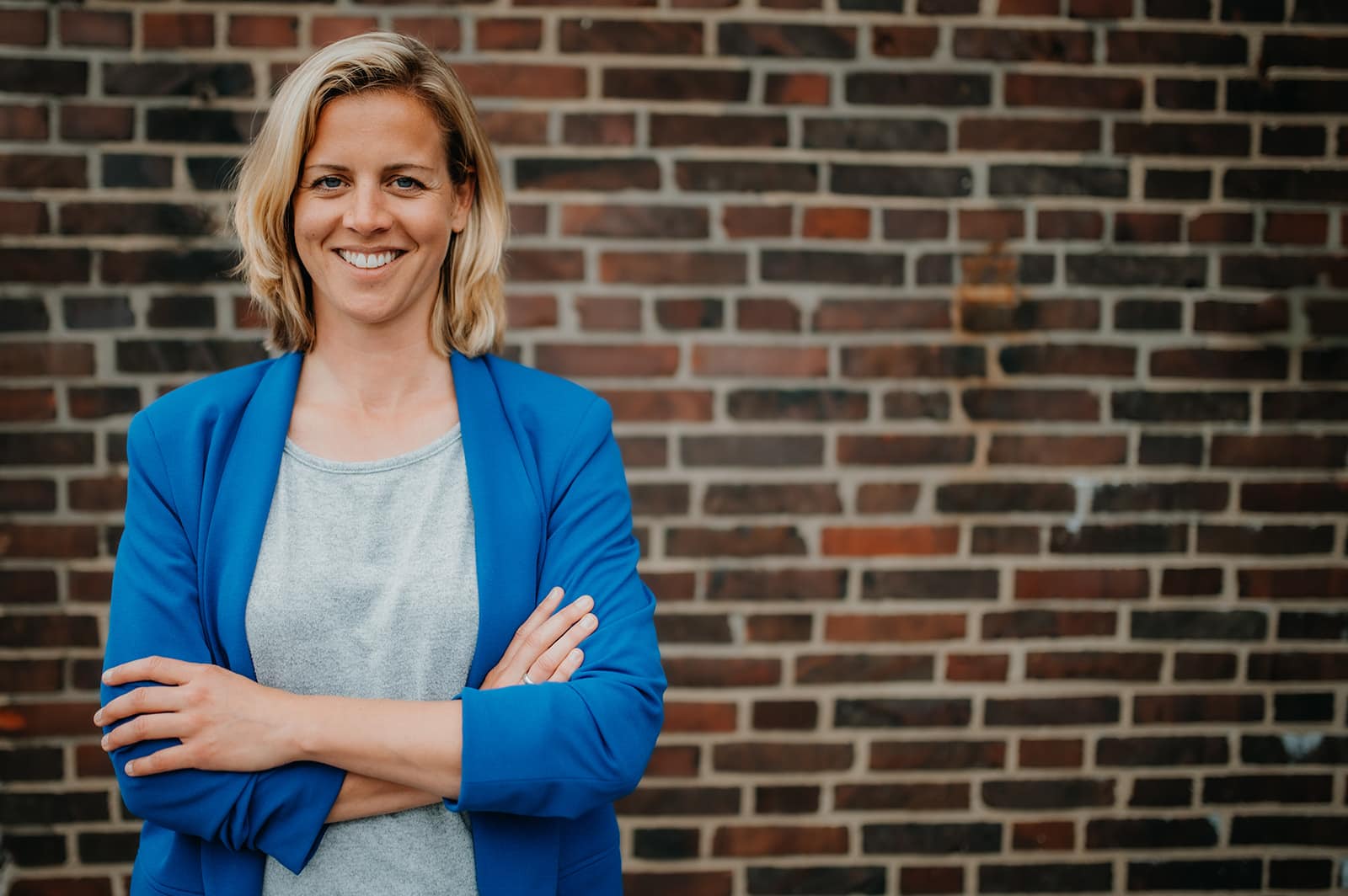 Vertelln, professionelle Business-Frau vor Ziegelwand.