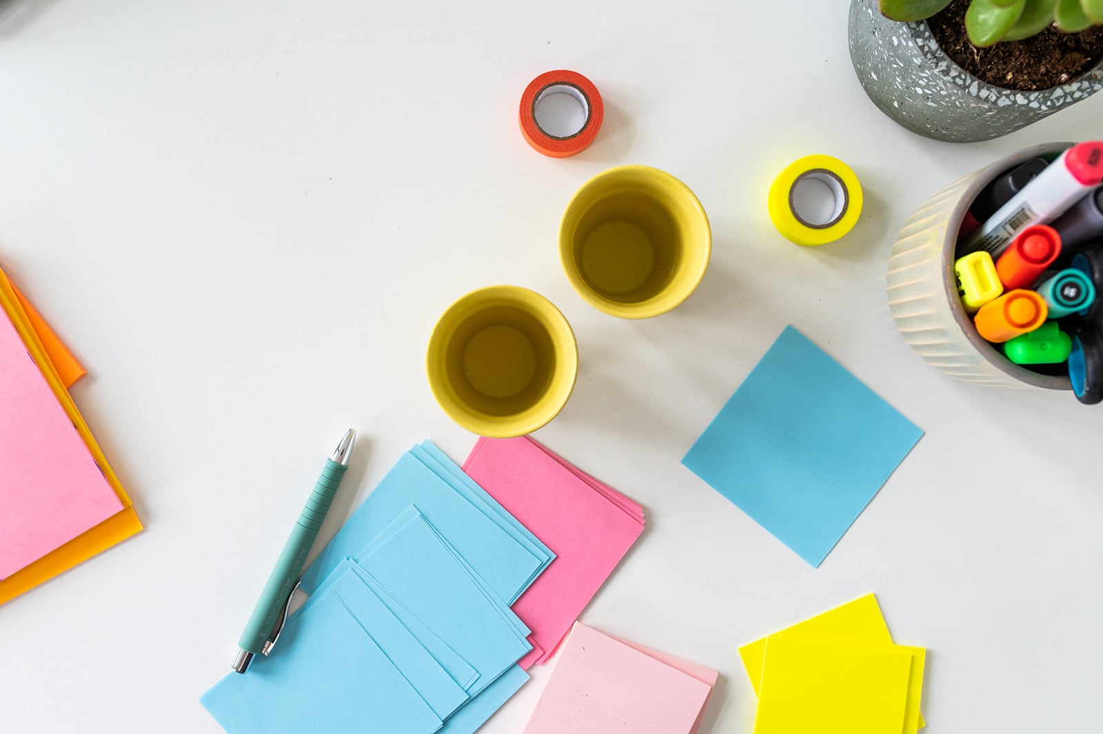 Bürobedarf mit Notizzetteln, Stiften und Büroaccessoires.