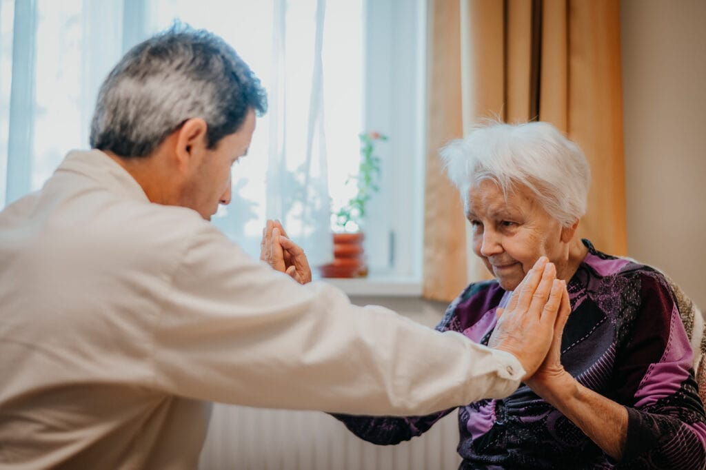 Alte Frau wird im Seniorenheim von Arzt betreut