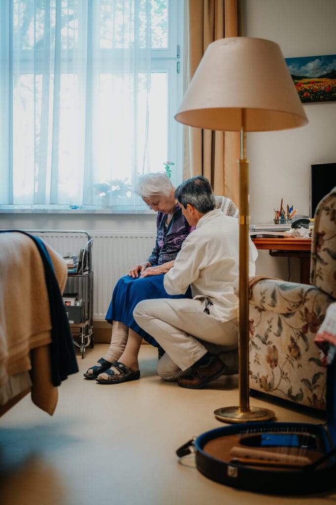 Alte Frau wird im Seniorenheim von Arzt betreut