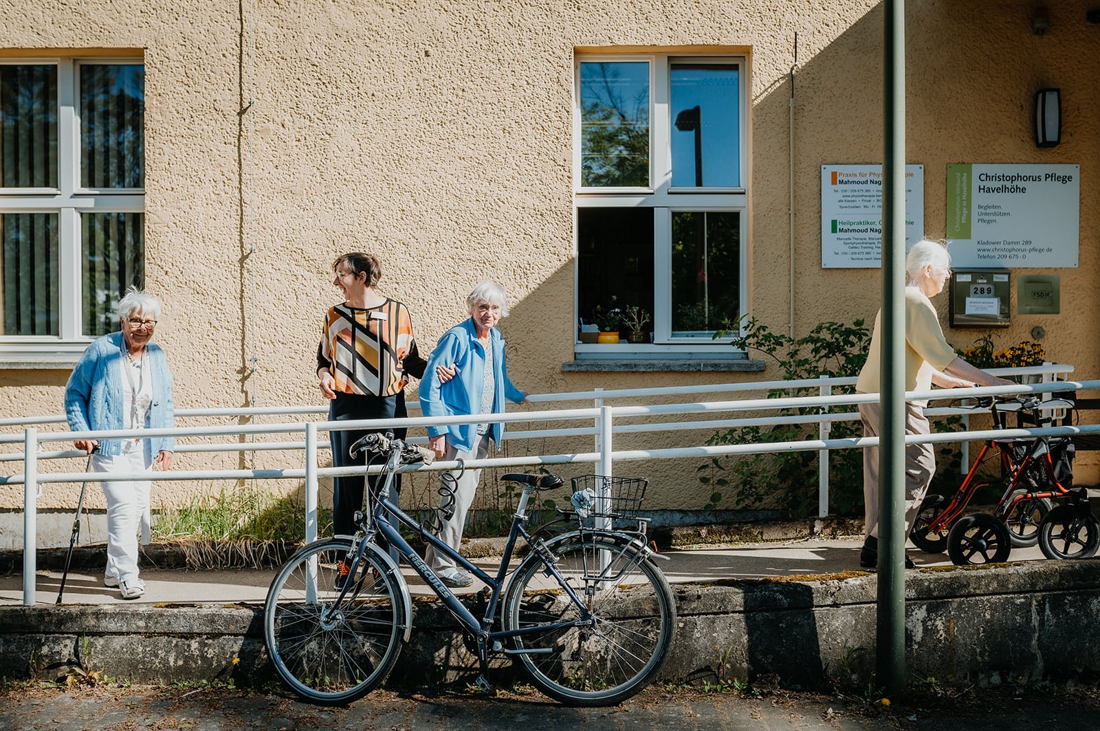 Personal Branding Fotografie im Christophorus Pflege Havelhöhe Seniorenheim – Senioren mit Betreuungsperson am Eingang