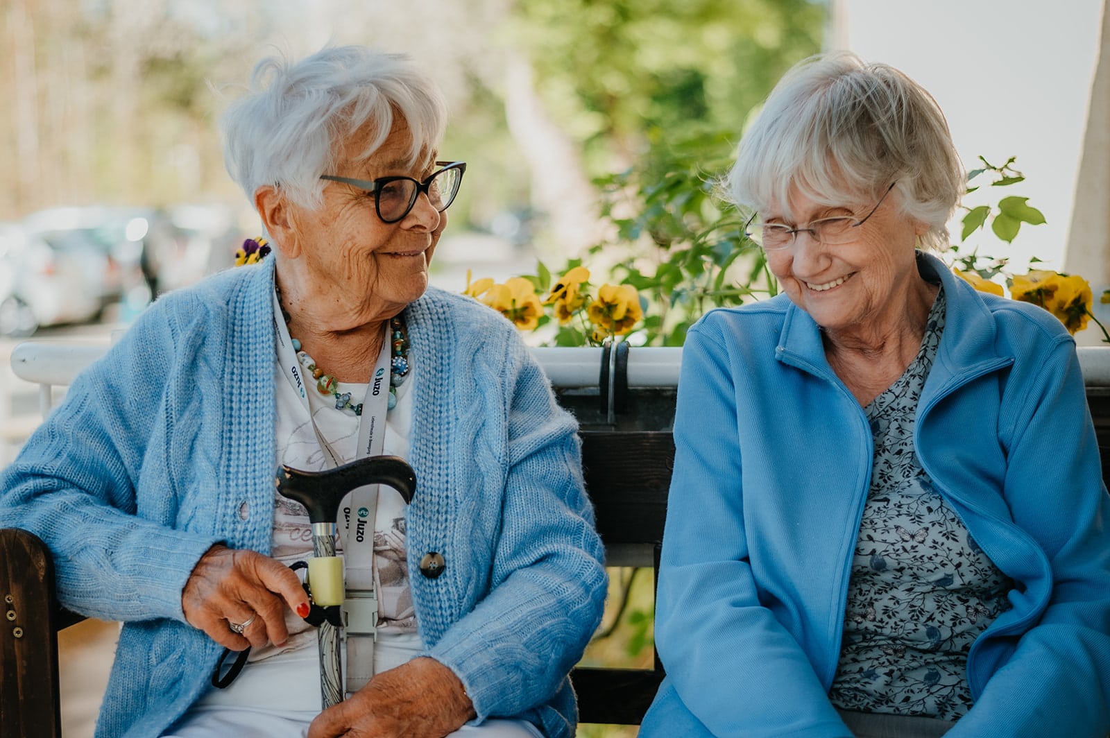 Personal Branding Fotografie im Christophorus Pflege Havelhöhe Seniorenheim – zwei Seniorinnen sitzen nebeneinander und lachen im Gespräch