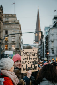 Demo Hamburg gegen Rechts. Frau hält Schild hoch