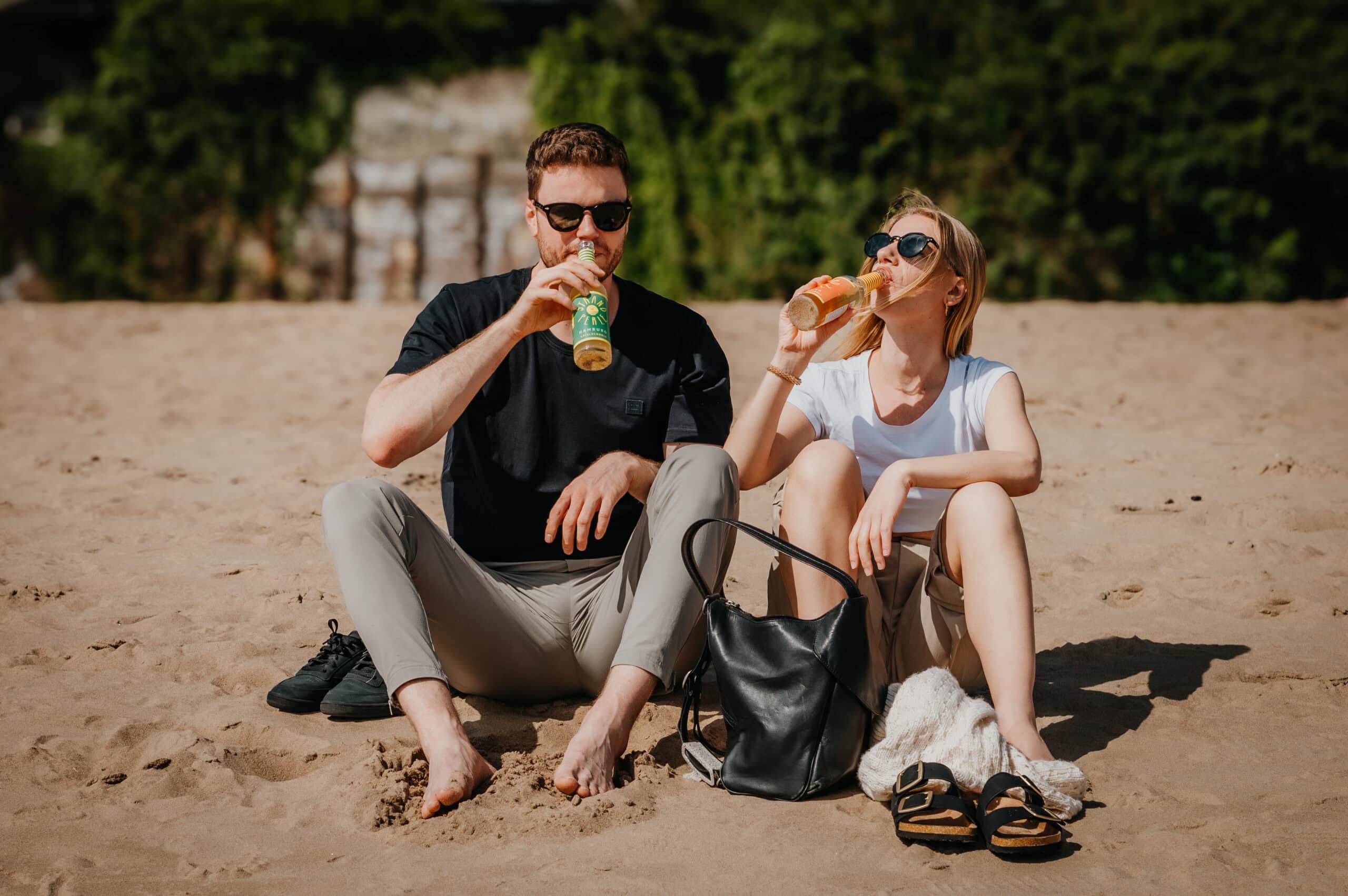 leev GmbH Emotionale Businessreportage 11 Paar sitzt am Elbstrand trinkt Apfelsaft