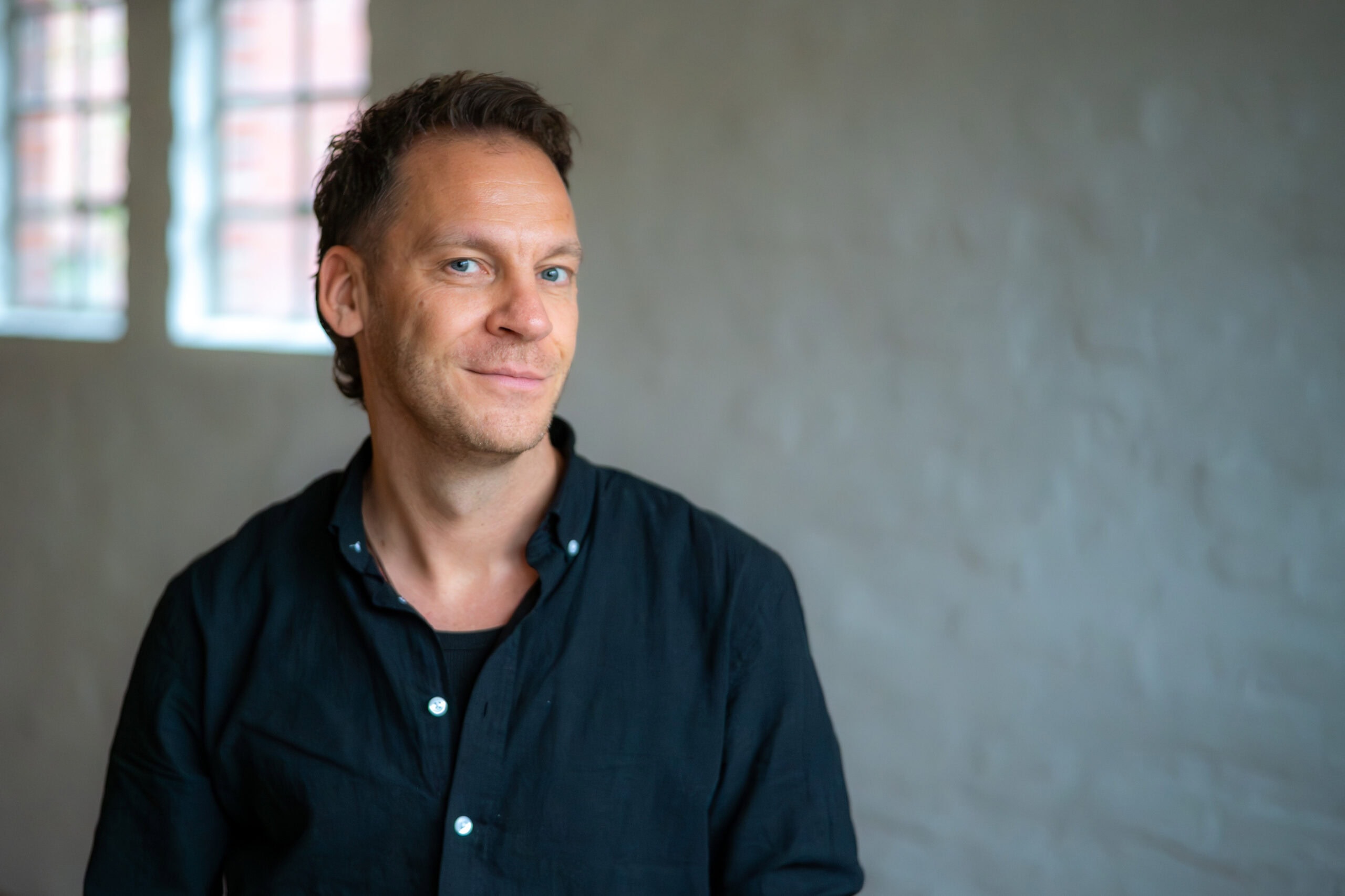 Portrait von Stefan Siewert bei einem professionellen Fotoshooting.