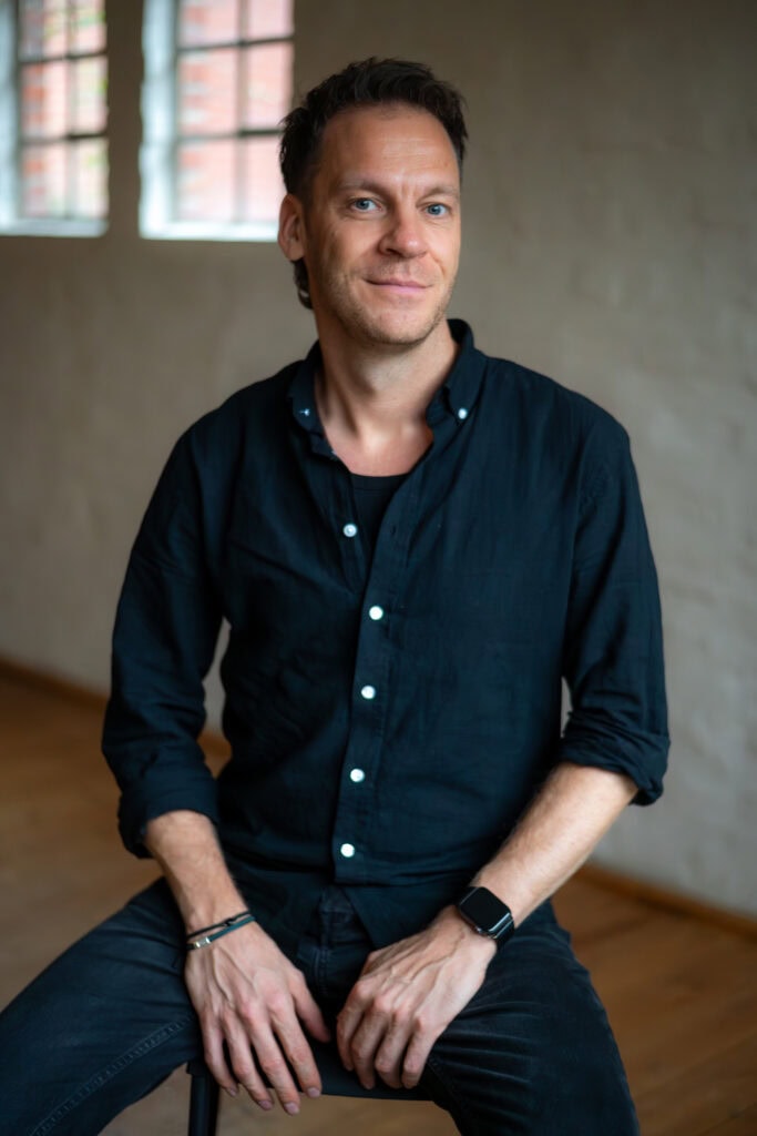 Porträt von Stefan Siewert bei einem professionellen Fotoshooting.