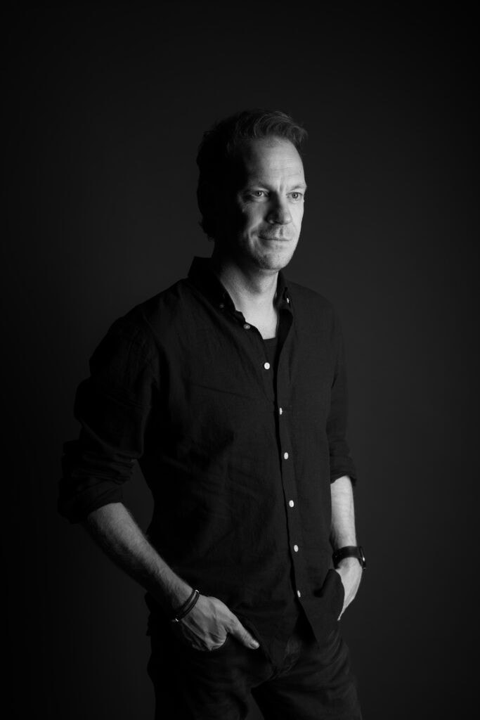 Portrait von Stefan Siewert bei professionellem Fotoshooting, Schwarz-Weiß.