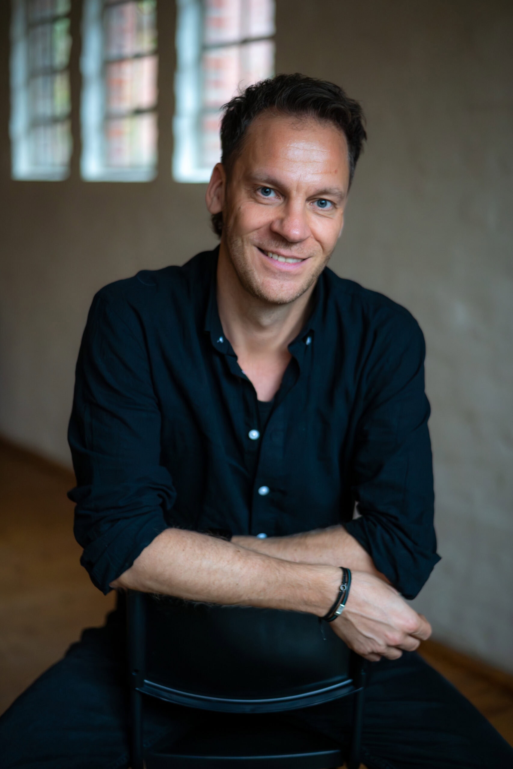 Stefan Siewert im professionellen Portraitshooting, Fokus auf authentische Ausstrahlung und natürlic.