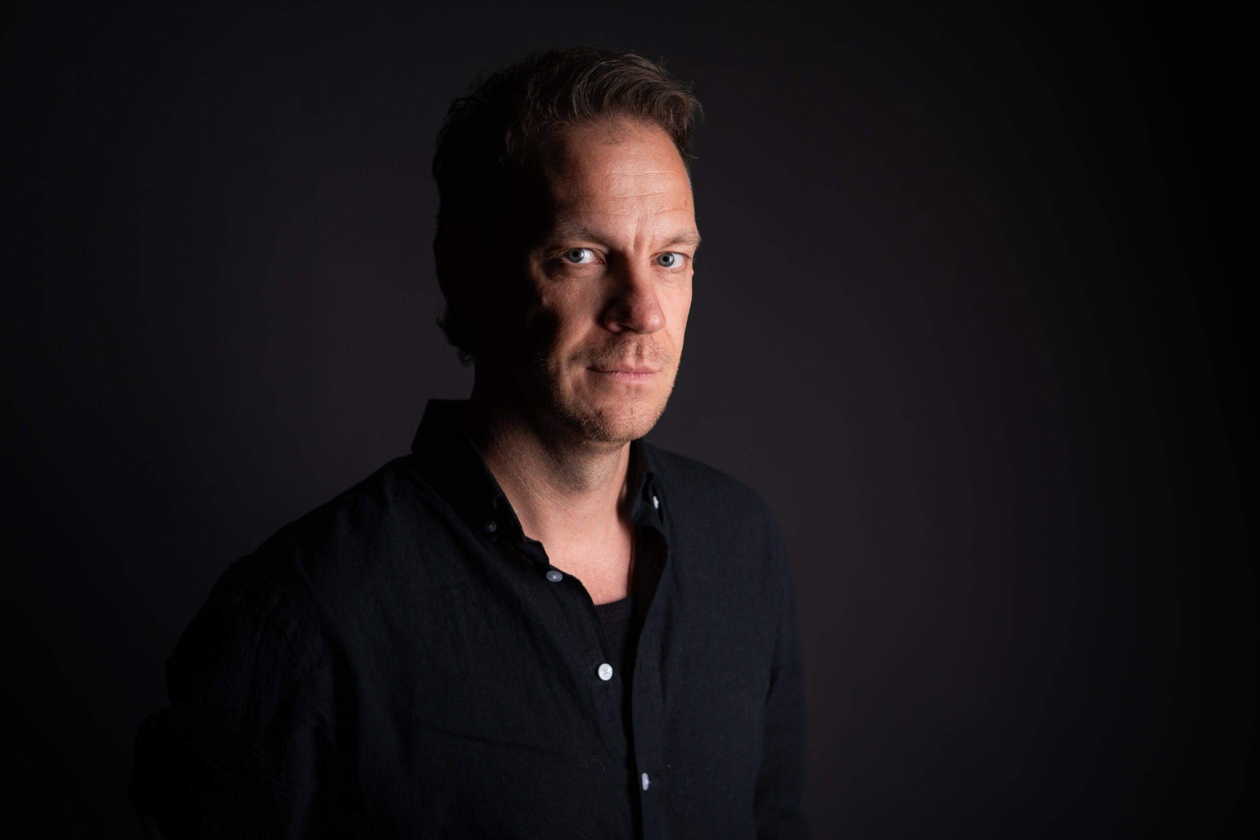 Portrait von Stefan Siewert bei einem professionellen Fotoshooting.