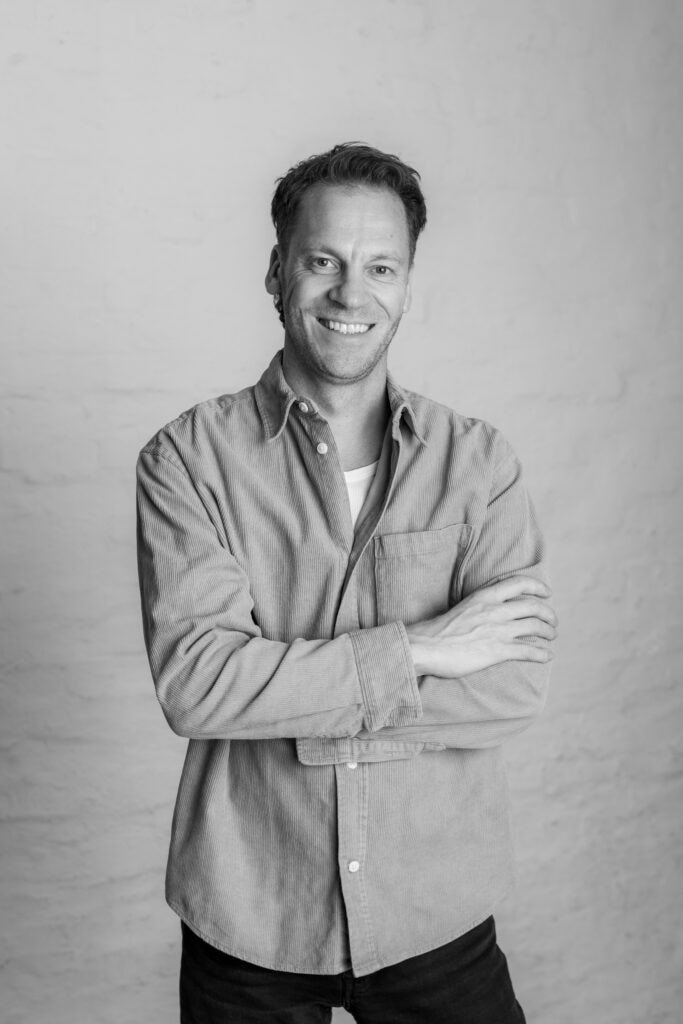 Portrait von Stefan Siewert bei professionellem Fotoshooting, Business- und Persönlichkeitsfotografi.