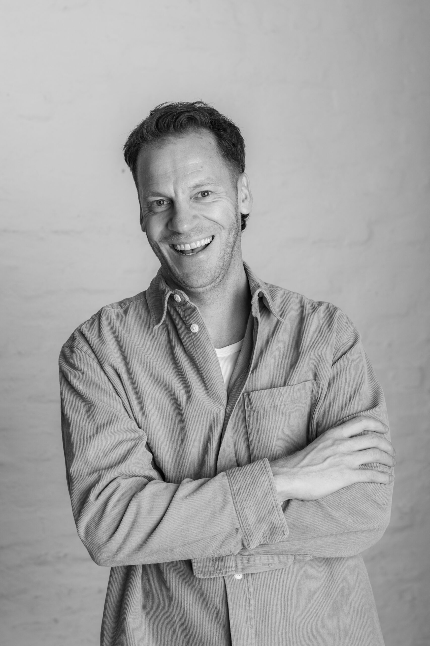 Stefan Siewert bei einem professionellen Portraitshooting, lächelnd und entspannt.
