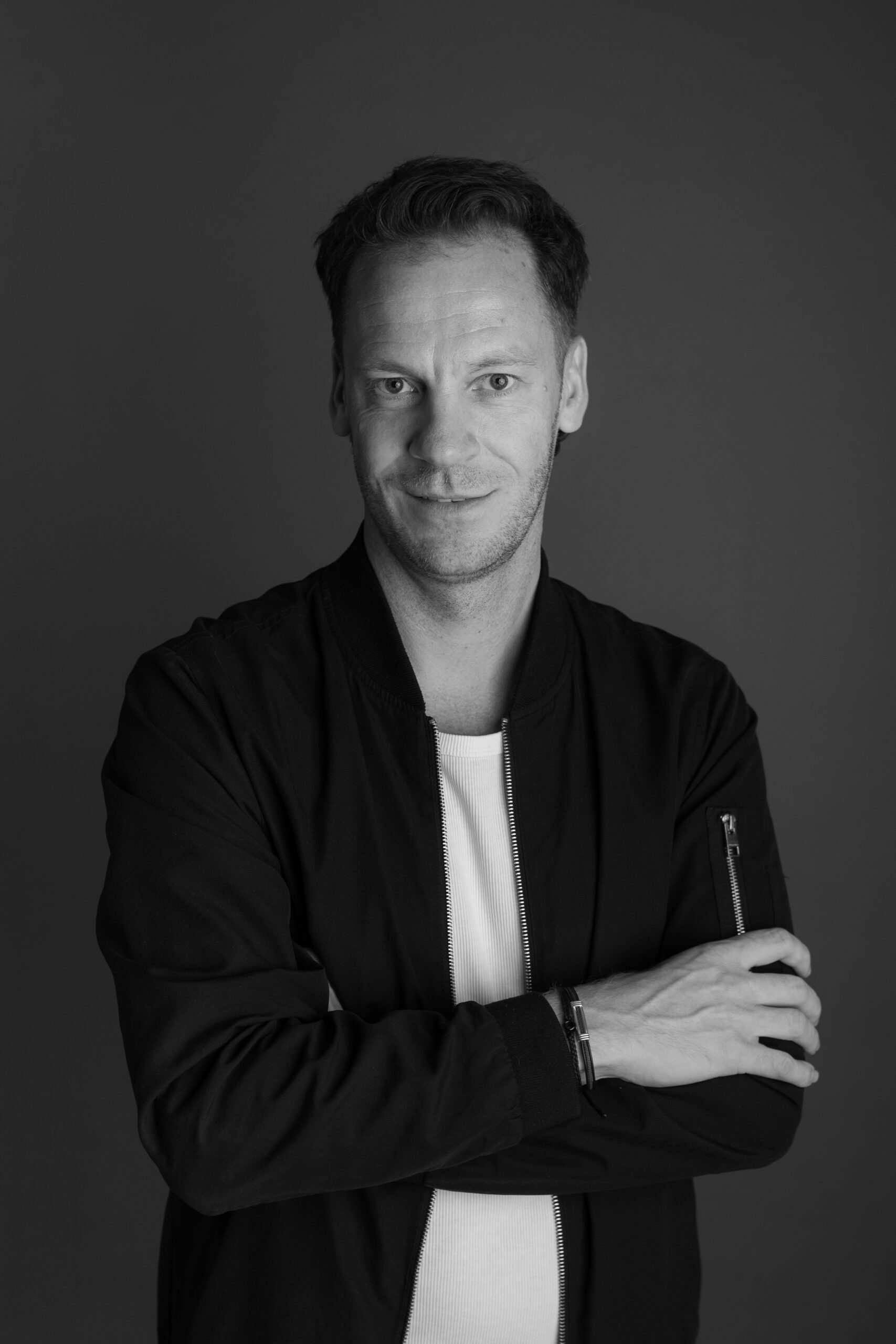 Portrait von Stefan Siewert bei professionellem Fotoshooting, Business- und Lifestyle-Fotografie.