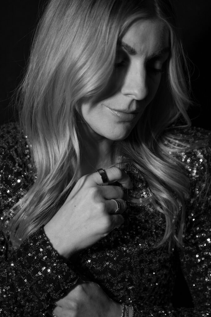 Frau in eleganter Kleidung, nachdenklich, schwarz-weiß, Mode, Stil.