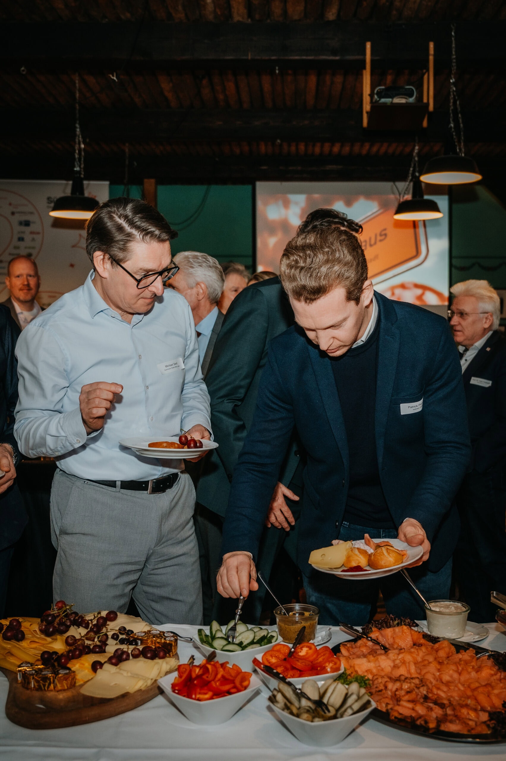 Geschäftsleute beim Buffet bei Vertelln, innovatives Event-Management in Deutschland.