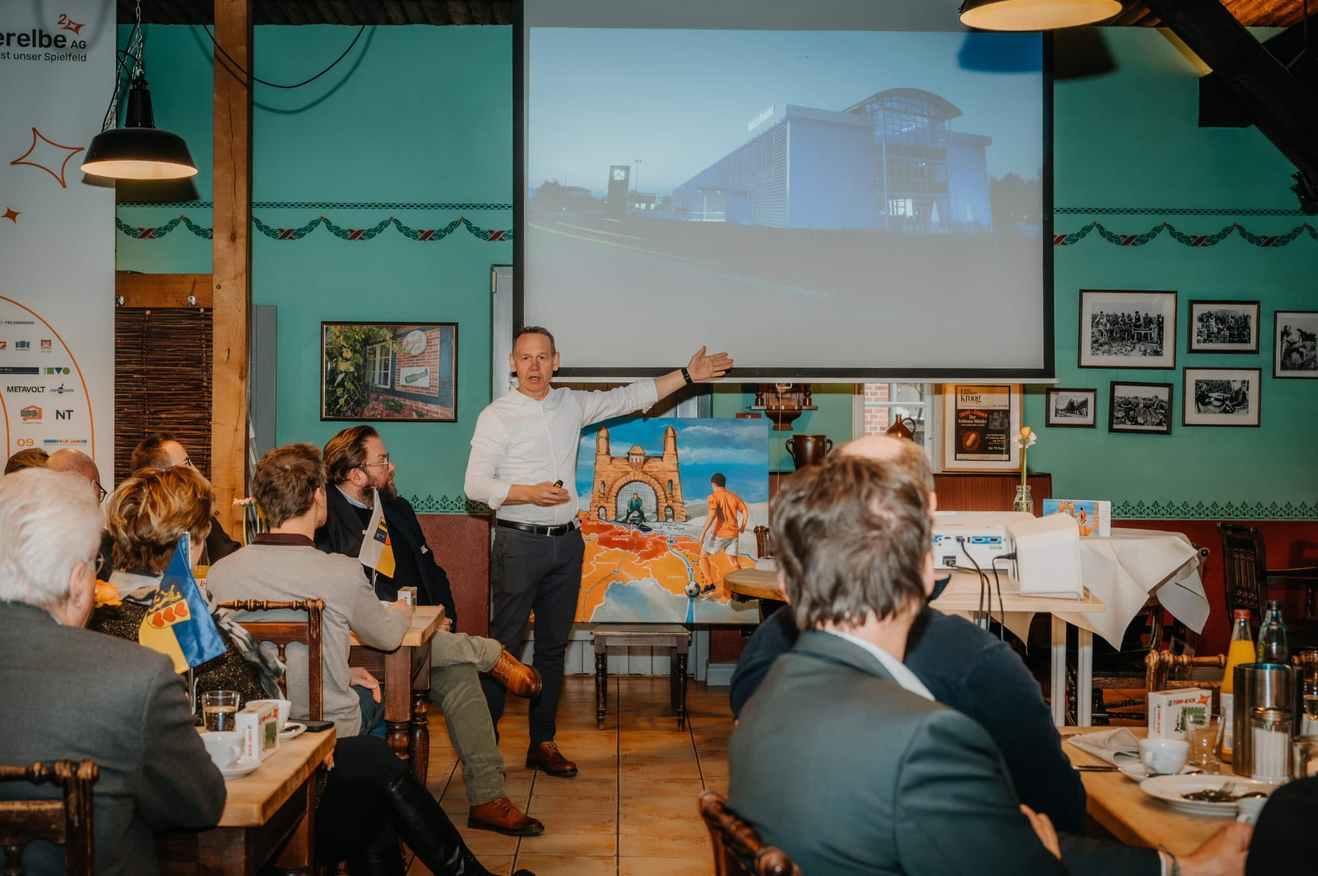 Geschäftsmann hält Präsentation vor Publikum in einem Restaurant.