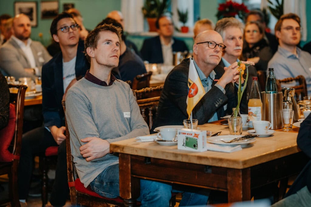 Teilnehmer bei einer Konferenz, aufmerksam und interessiert.