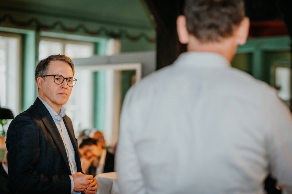 Geschäftsgespräch mit Fokus auf professionelle Kommunikation und Networking.