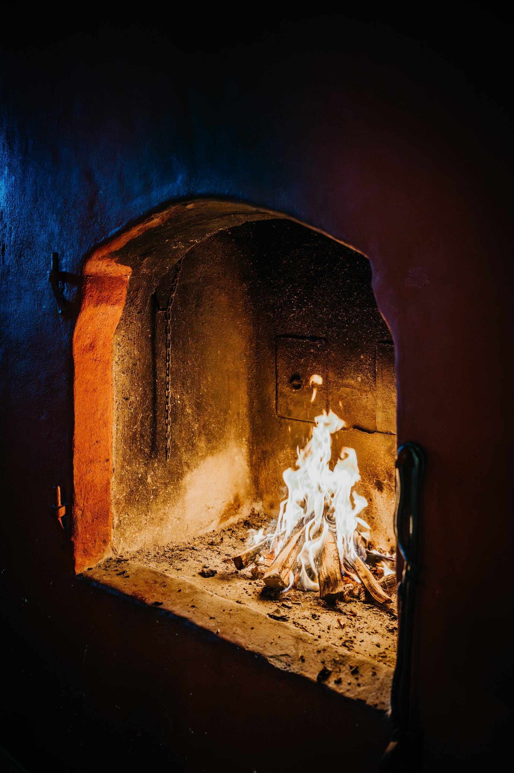 Gemütlicher Kamin mit offenem Feuer, ideal für warme Abende und entspannte Momente zu Hause.