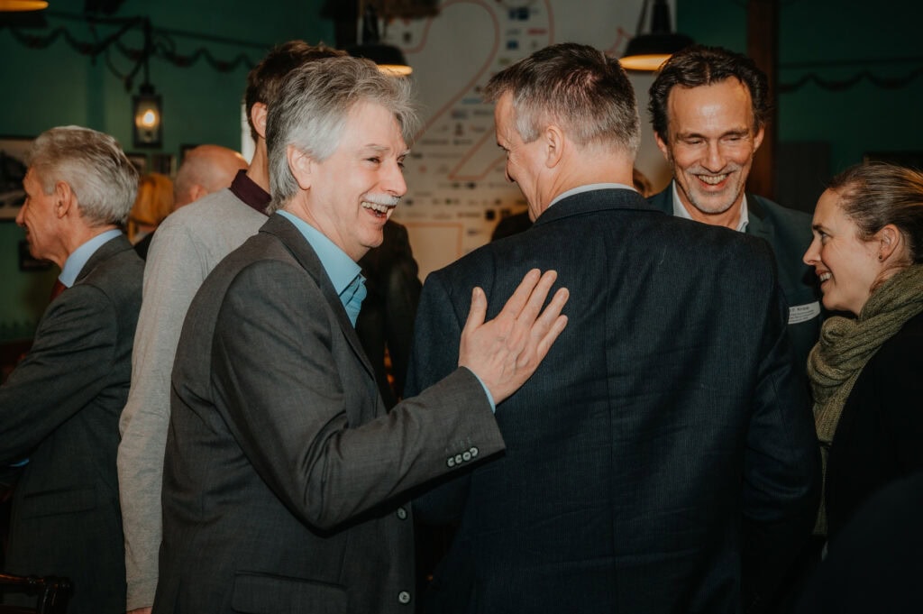 Geschäftsleute beim Networking-Event, Gespräche und Austausch.