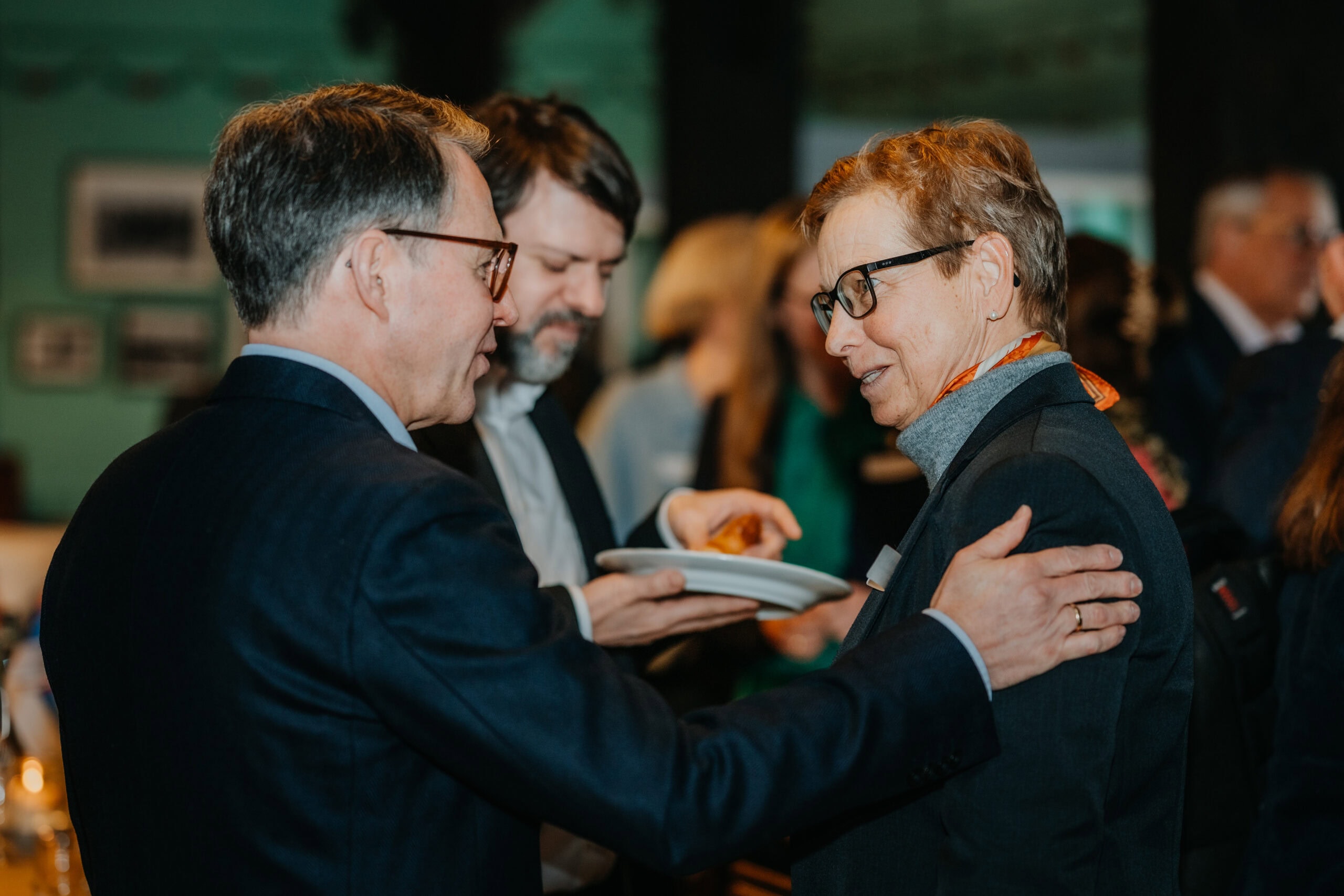 Geschäftliche Netzwerkveranstaltung mit Menschen im Gespräch.