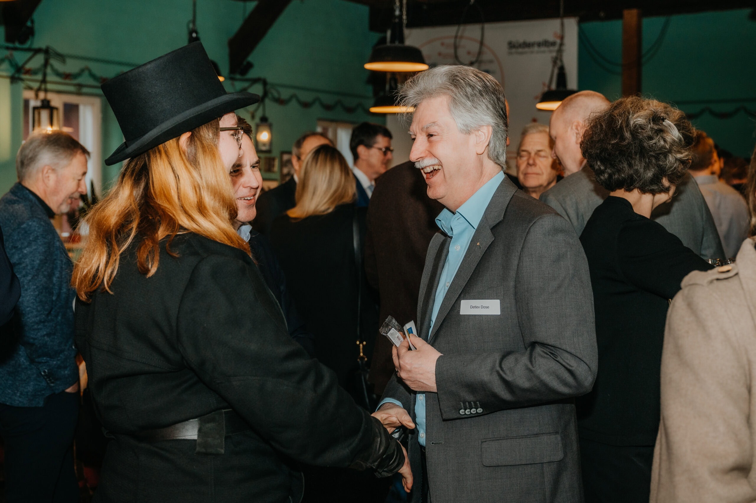 Geschäftliches Treffen bei Vertelln mit Networking und Austausch.