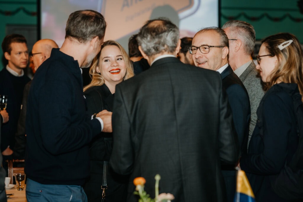 Geschäftstreffen mit professionellem Networking bei Vertelln-Veranstaltung.