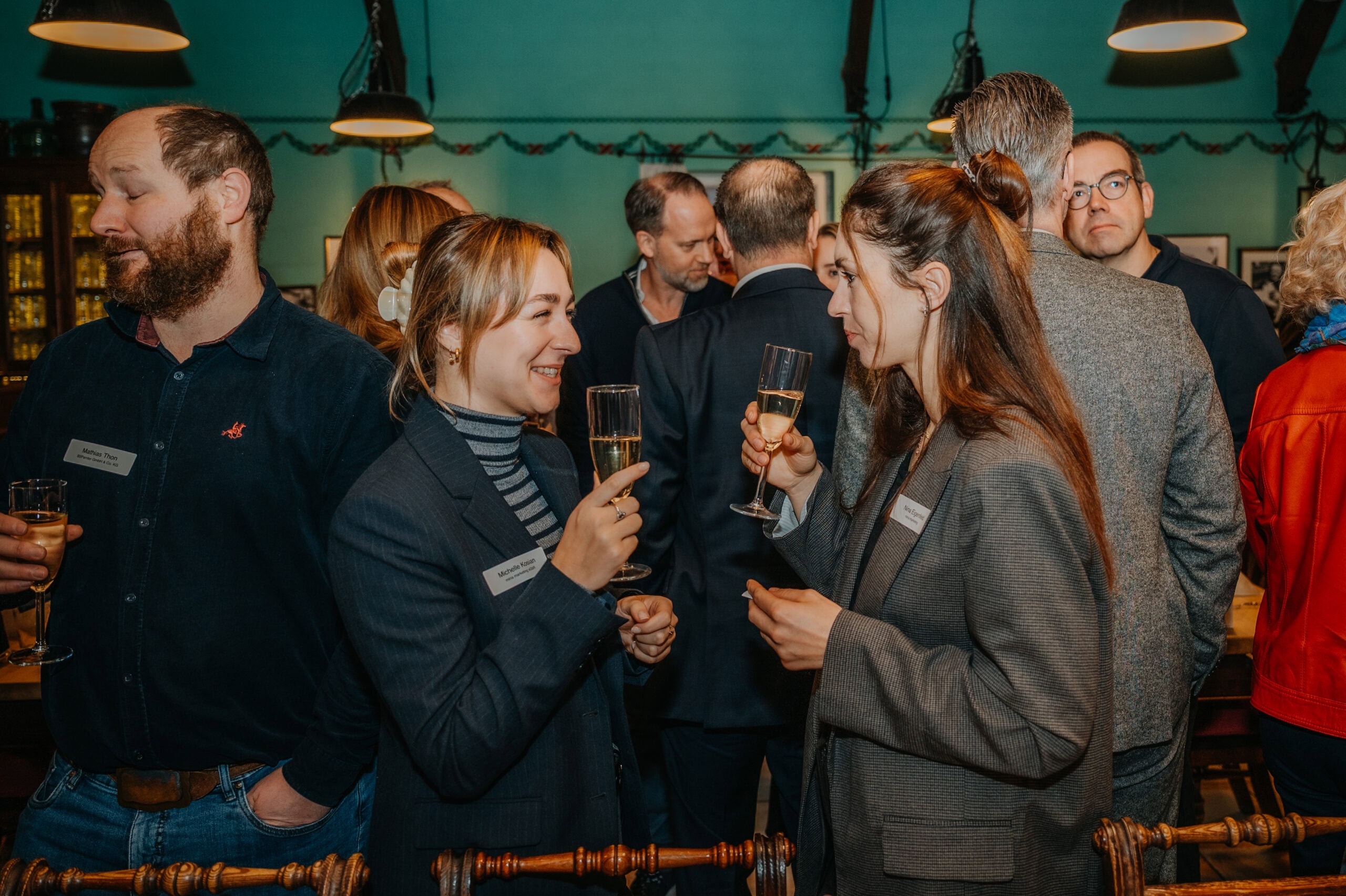 Menschen beim Vertelln Networking-Event mit Getränken und Gesprächen.
