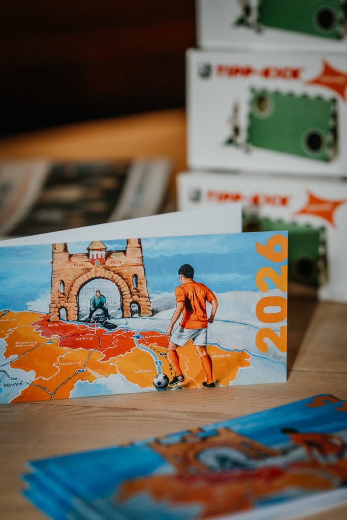 Reise-Postkarte mit spanischer Karte und einem Jungen beim Ballspielen.