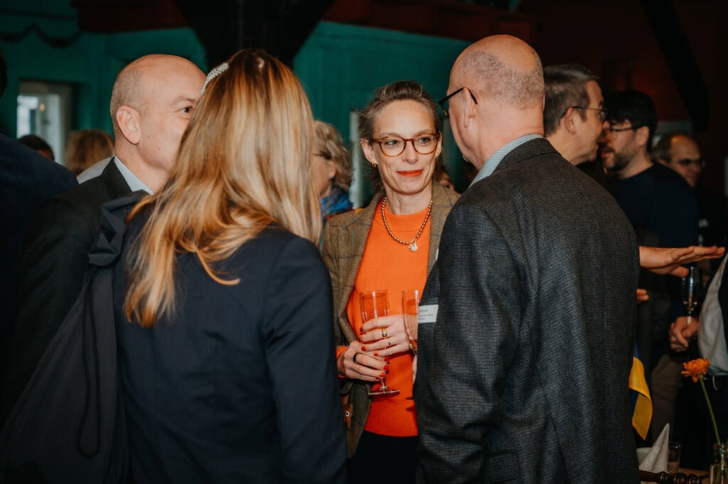 Geschäftsleute beim Networking-Event, Gespräche und Austausch.