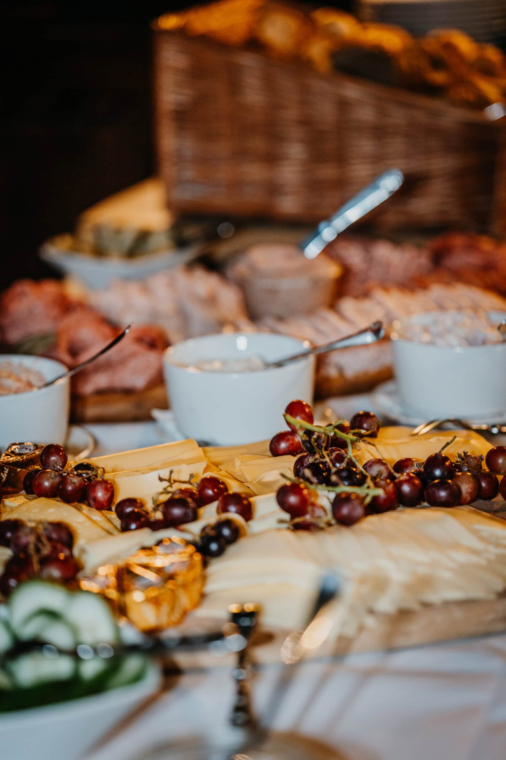 Vielfältiges Frühstücksbuffet mit frischen Früchten, Käse und Aufschnitt, perfekt für einen gelungen.