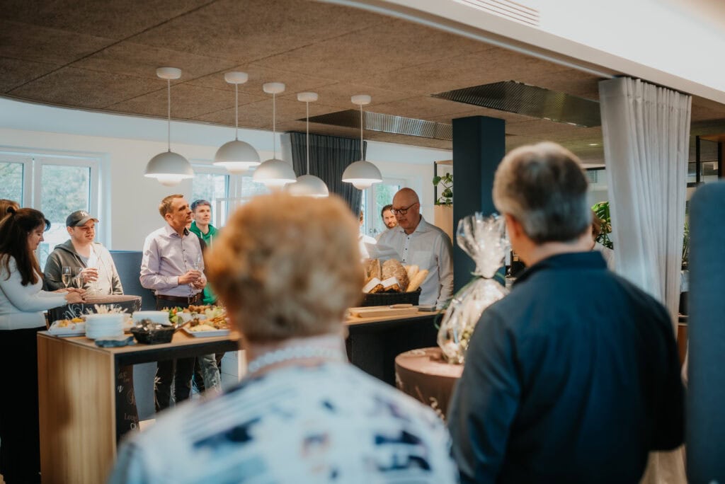 Menschen bei einer Veranstaltung in einem modernen Küchenstudio, Fokus auf Koch-Event.