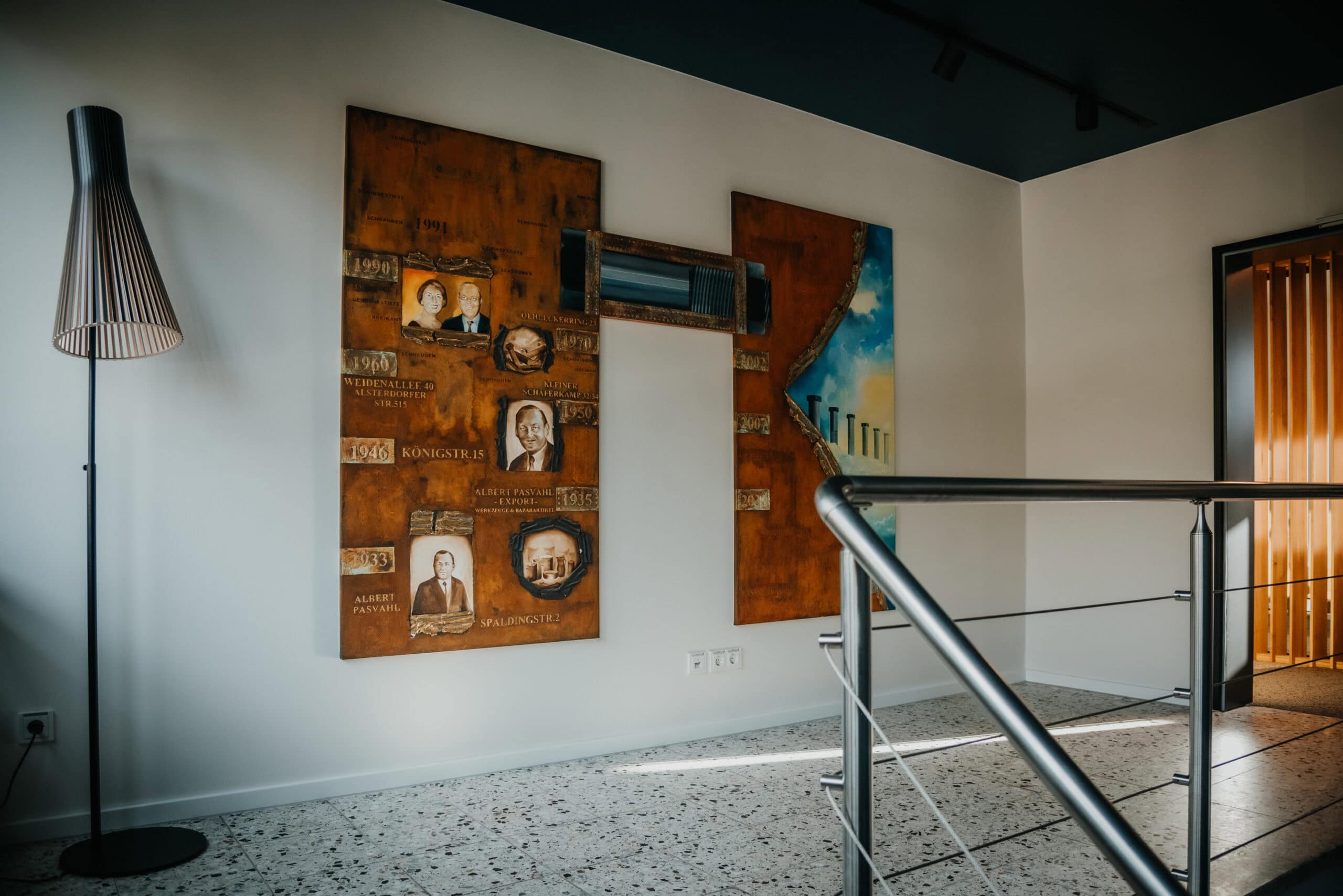 Moderne Wandkunst mit Portraits und abstrakten Elementen in einem stilvollen Raum.