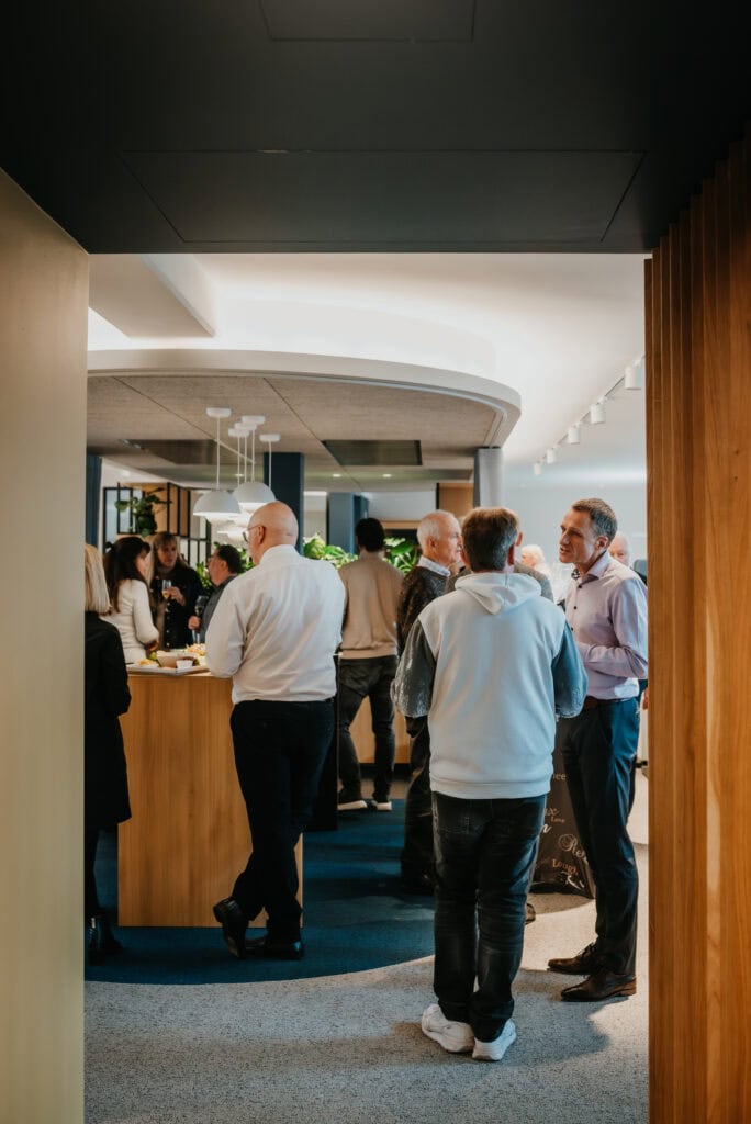 Vertelln Networking-Event im modernen Büro, Menschen im Gespräch, Business-Meeting.