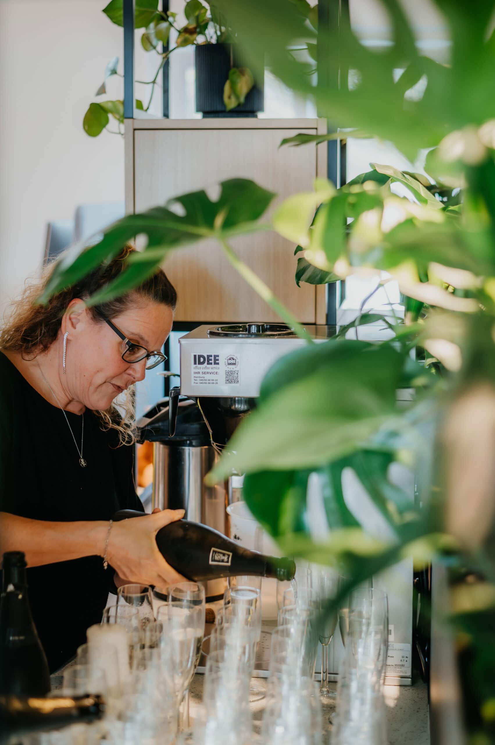 Kaffeekunst und Barista bei der Zubereitung eines Cappuccinos in einem modernen Café.
