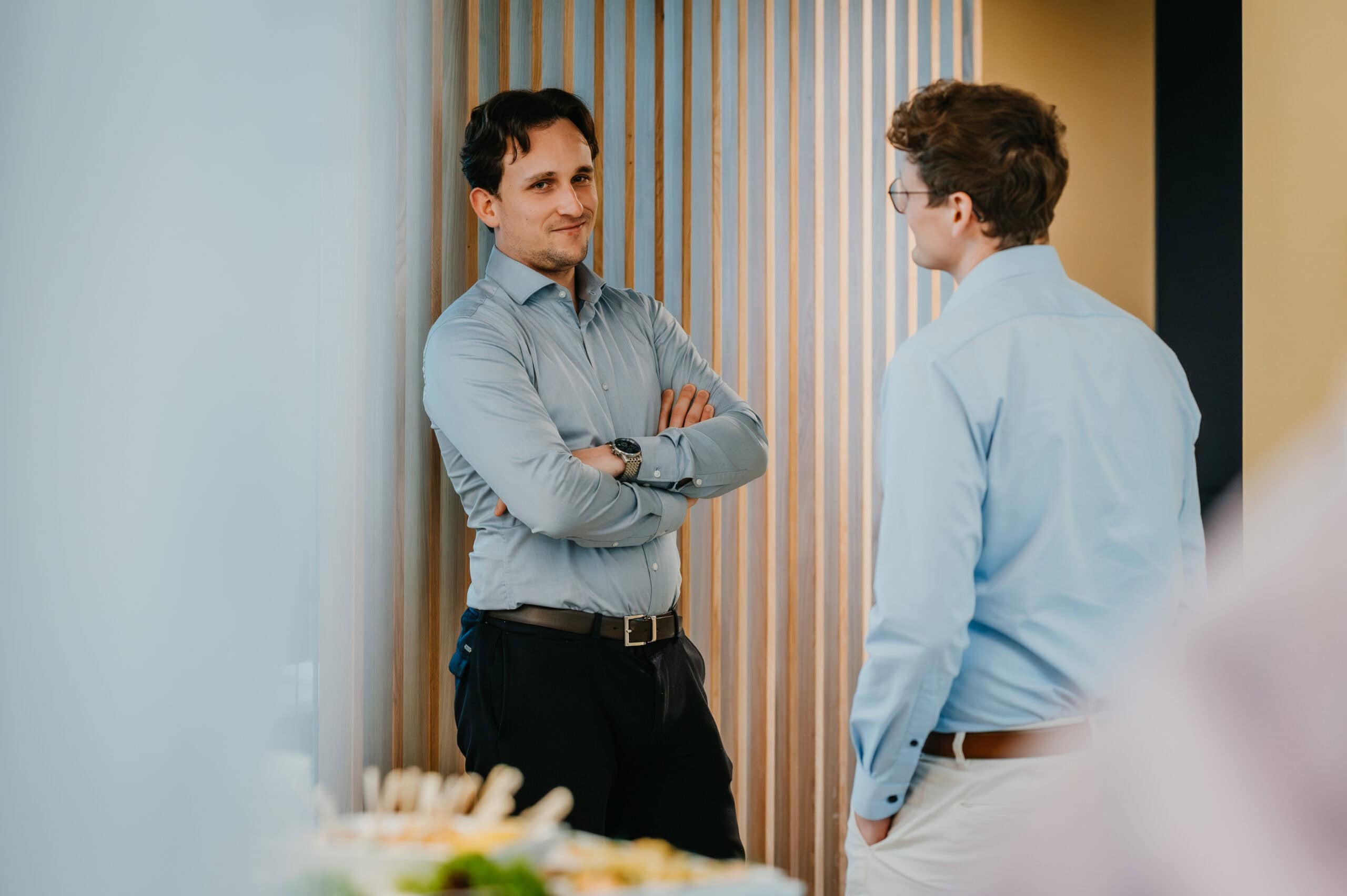 Zwei Männer im Gespräch bei einem Business-Event, Networking-Szene.