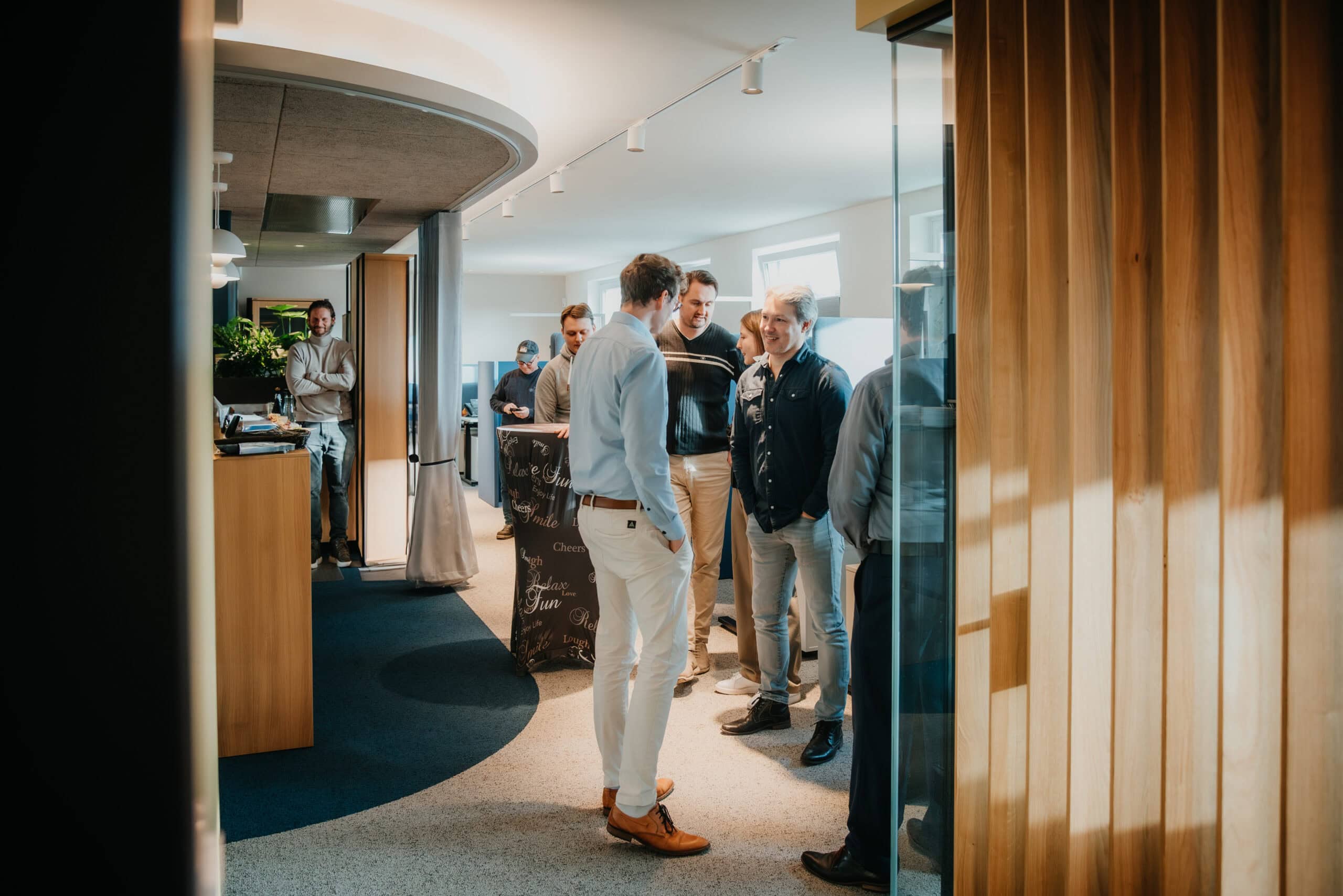 Geschäftstreffen mit Menschen im modernen Büro, Networking und Austausch.