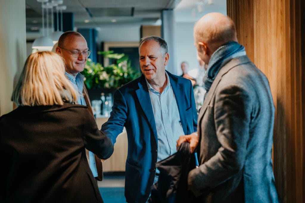 Geschäftsleute beim Networking und Austausch auf einer Veranstaltung.
