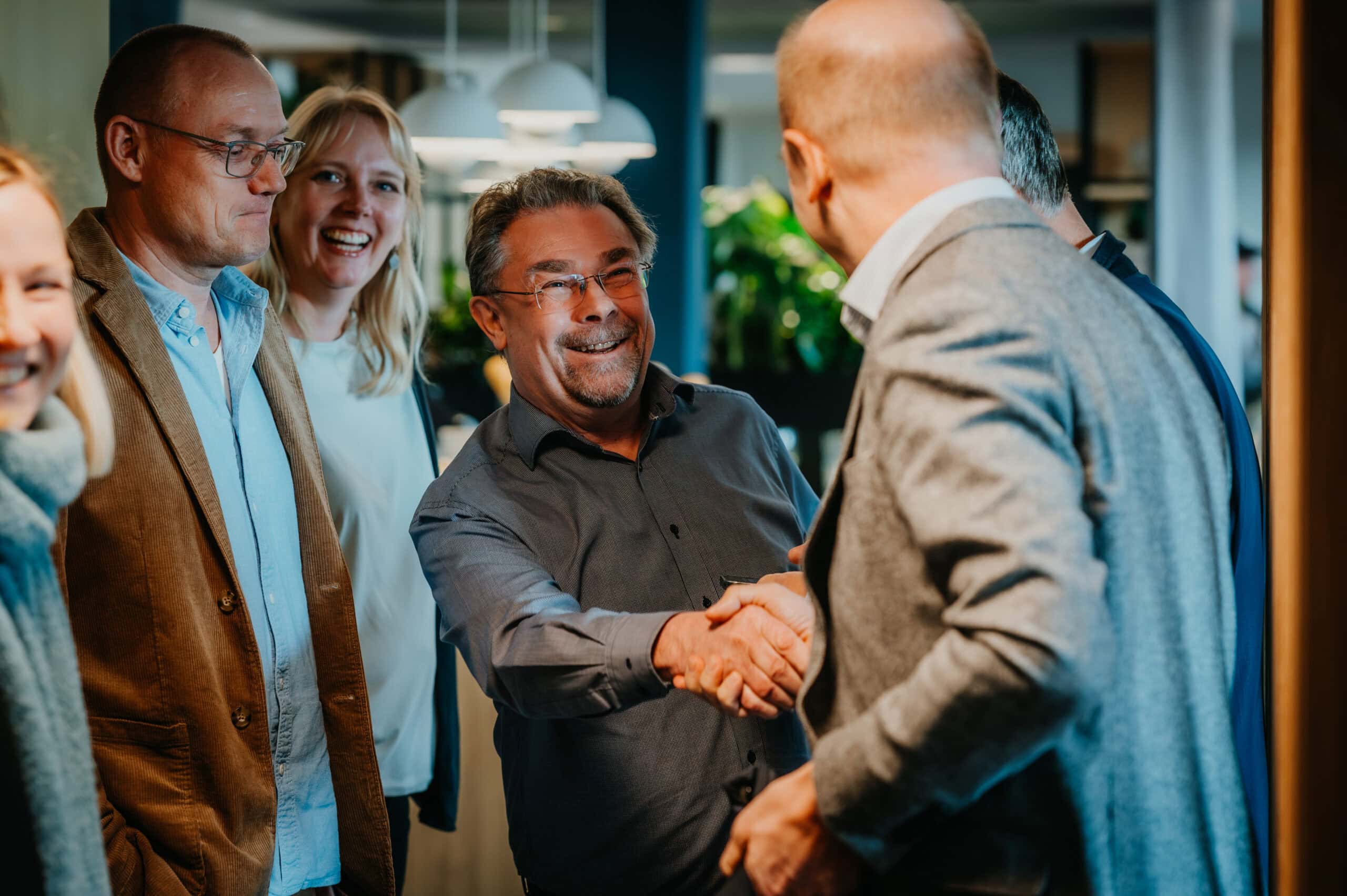 Freundliches Händeschütteln bei einem Business-Event.