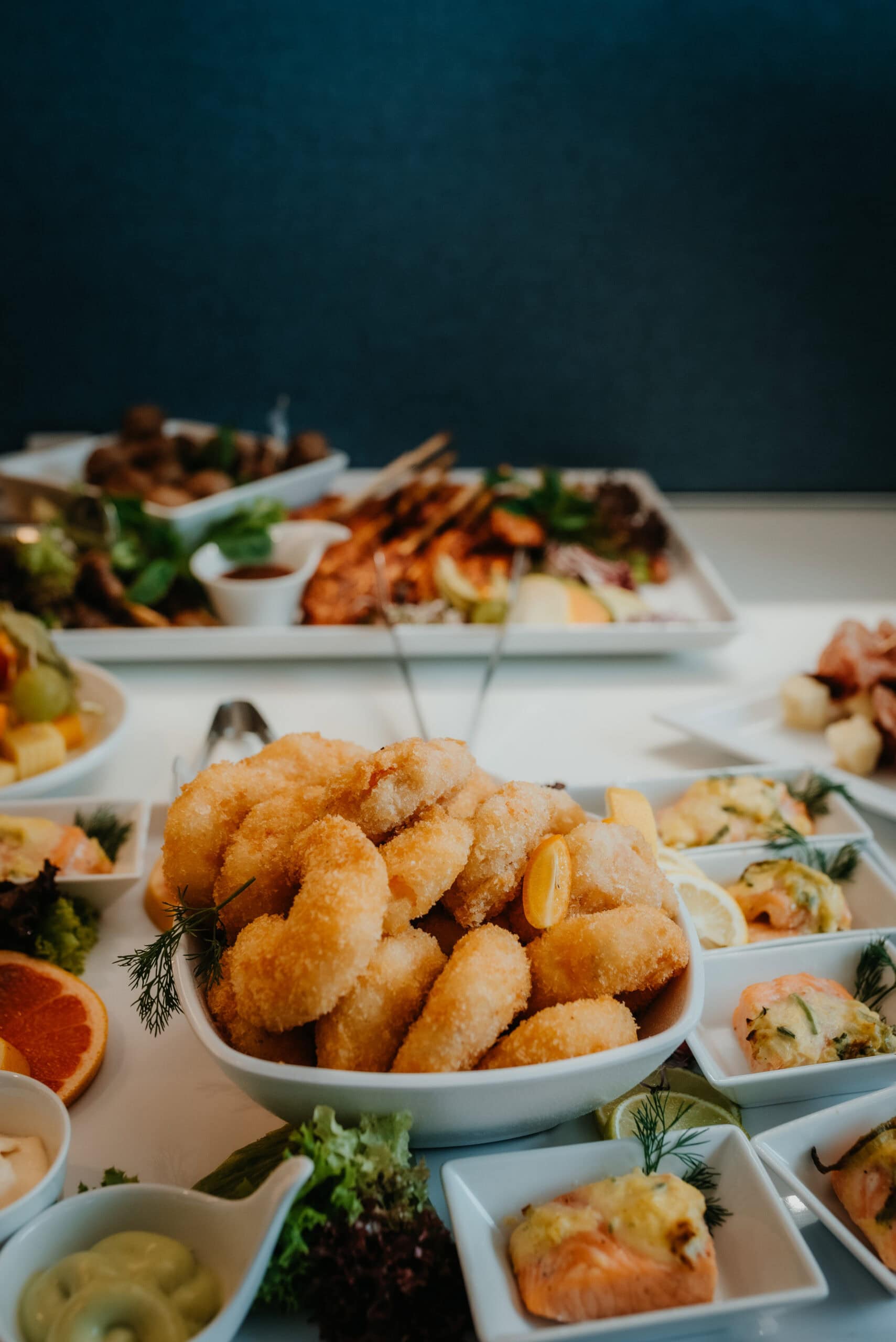 Vielfältiges Fingerfood mit Fisch, Fleisch und vegetarischen Optionen, perfekt für Partys und Zusamm.
