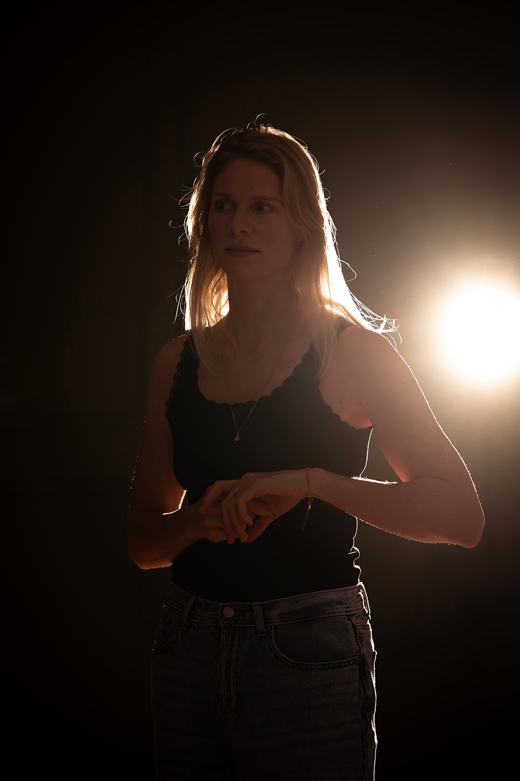 Frau im Schatten mit Licht hinter ihr, kreative Fotografie.