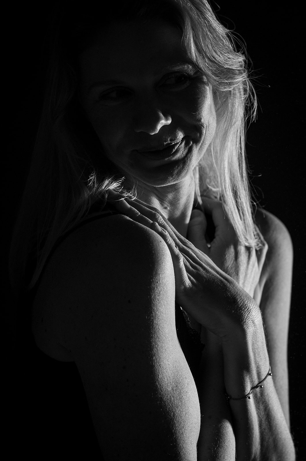 Frauenporträt bei Kerzenlicht, sanfte Beleuchtung, emotionale Stimmung.