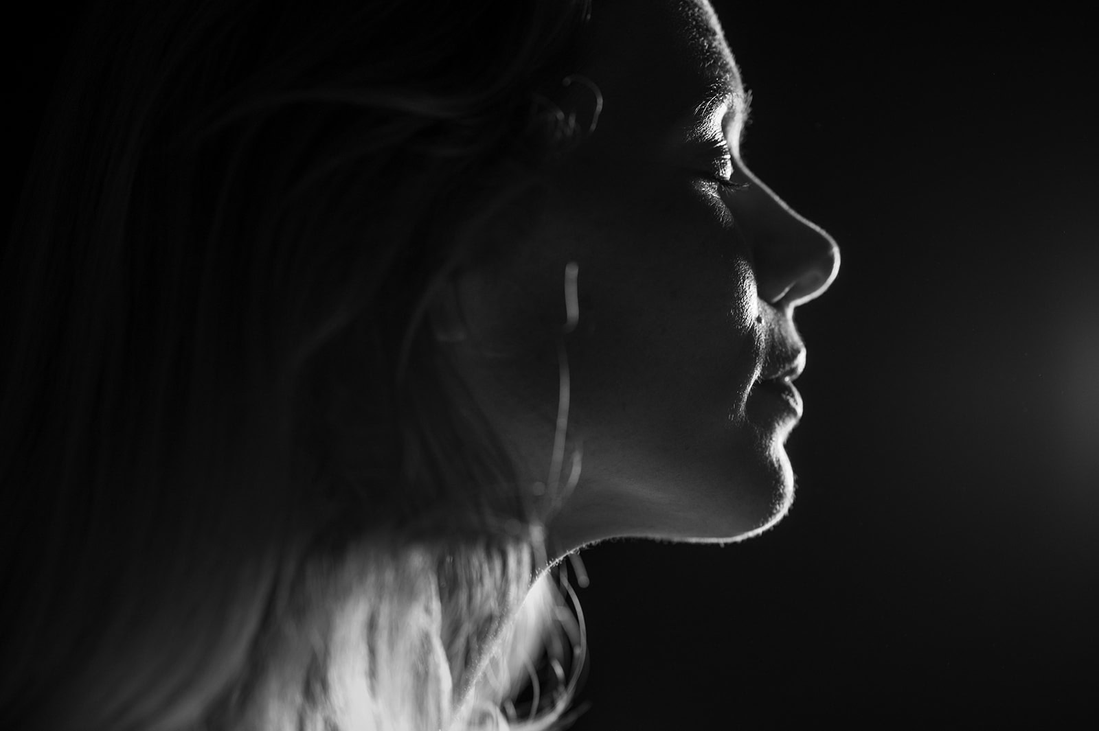 Frau in Seitenansicht, kreative Content-Produktion bei Vertelln.